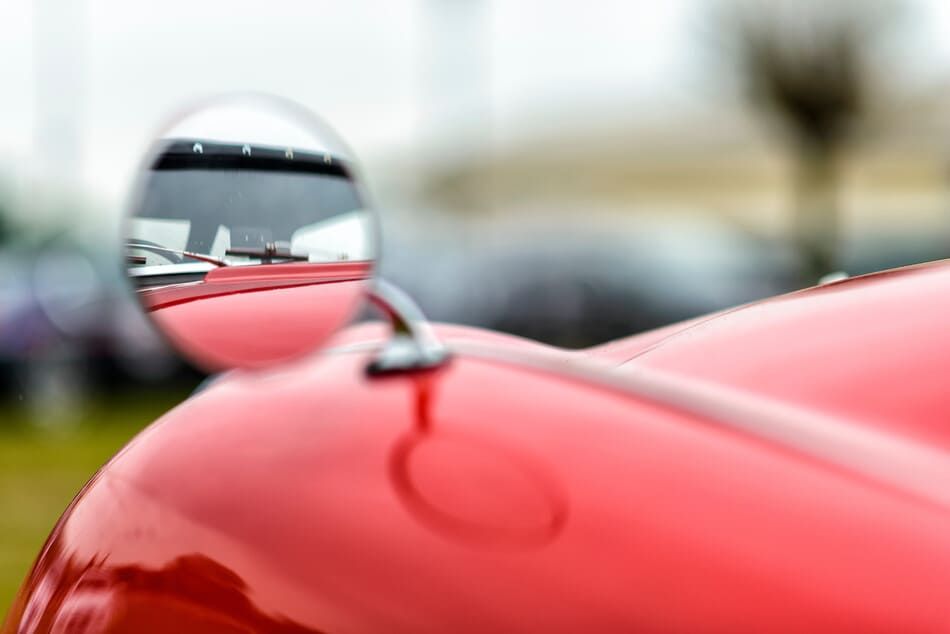 coche clásico reflejado en retrovisor